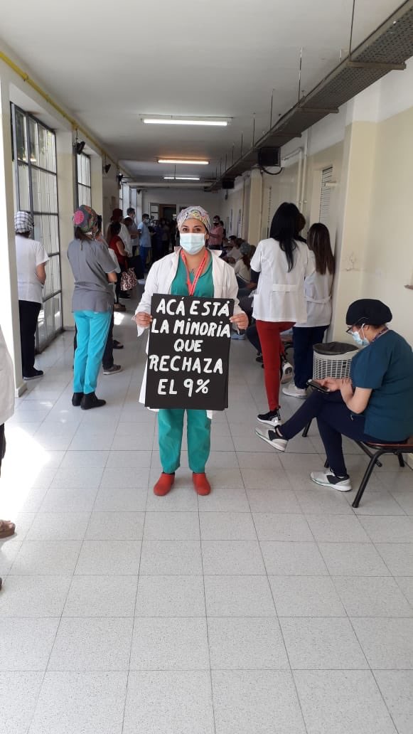 JesusAlbornos's tweet photo. #SomosLaGranMinoria 
Vamos por un salario mínimo de $50.000. Aumentó al básico
Basta de precarización laboral. Pase a planta permanente.
Aumento de personal
Elemento de protección personal suficiente y de calidad. Protocolos bajo control de las y los trabajadores. https://t.co/sv4y7NcDl1
