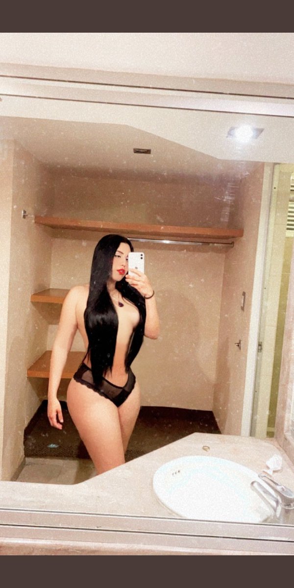 SamanthaDiva6's tweet photo. Alguien me quiere ayudar a subir la faldita? Necesito ayuda 😭 https://t.co/P43dQ0LV9O