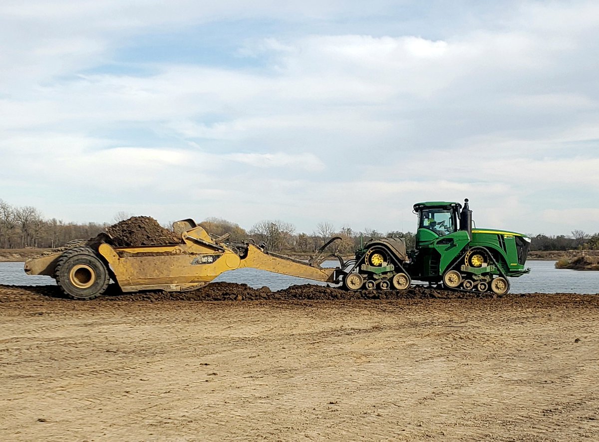 billsallenger's tweet photo. Hogn some dirt before we get some showers tomorrow 
@Go__USA #altorfercat #caterpillar #johndeere
#mtsscrapers https://t.co/9qwDu7n1fm