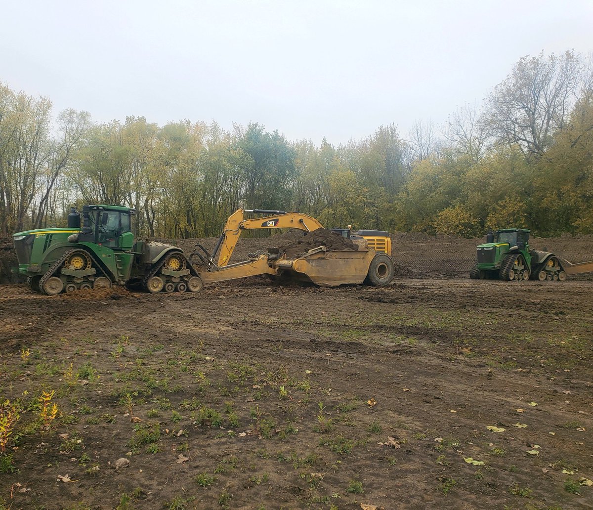 billsallenger's tweet photo. Hogn some dirt before we get some showers tomorrow 
@Go__USA #altorfercat #caterpillar #johndeere
#mtsscrapers https://t.co/9qwDu7n1fm