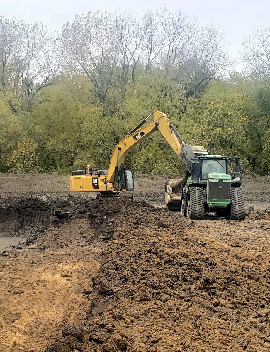 billsallenger's tweet photo. Hogn some dirt before we get some showers tomorrow 
@Go__USA #altorfercat #caterpillar #johndeere
#mtsscrapers https://t.co/9qwDu7n1fm
