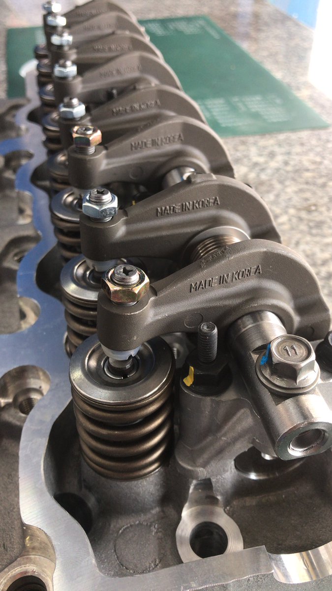 koreauto_ec's tweet photo. El Cabezote también denominado cabeza del motor, consiste en un bloque de metal, generalmente de hierro fundido o aleación de aluminio, que sella la parte superior de los cilindros de un motor de combustión evitando así que haya pérdidas de compresión. https://t.co/6Yr4gSnpUi