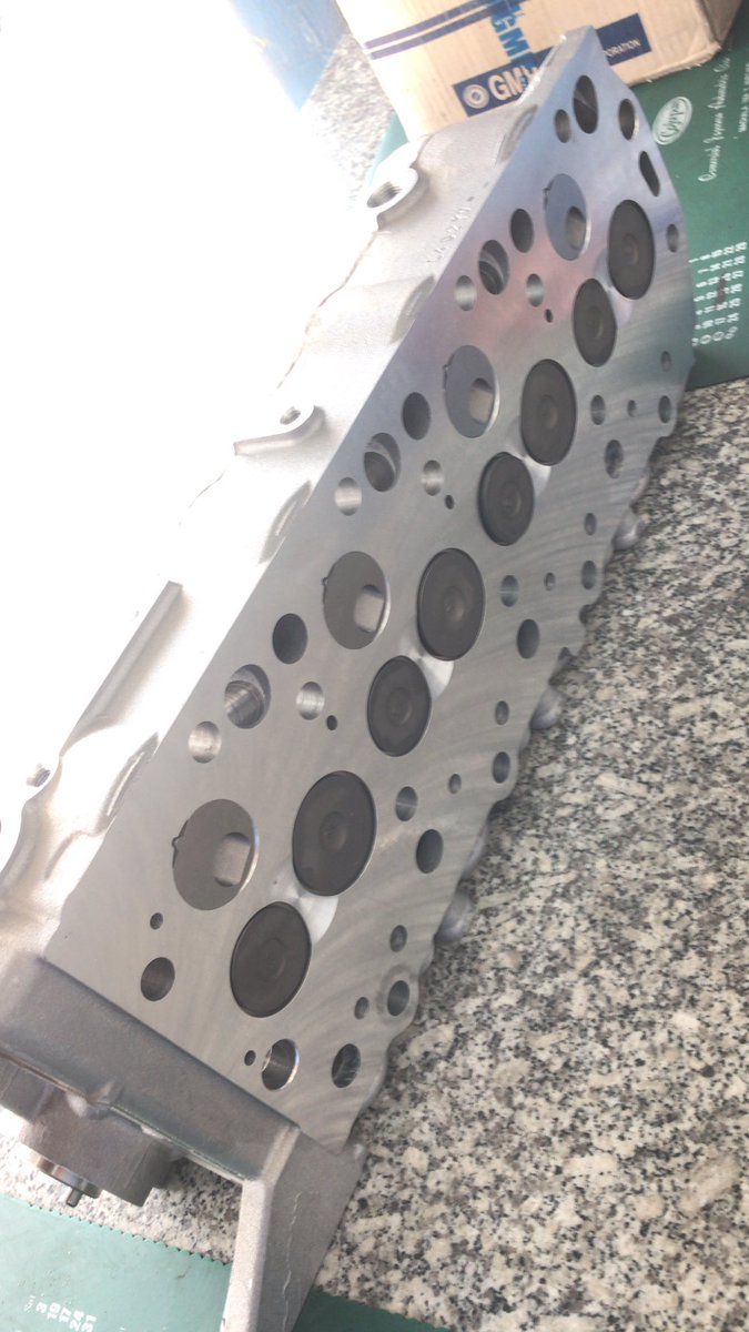 koreauto_ec's tweet photo. El Cabezote también denominado cabeza del motor, consiste en un bloque de metal, generalmente de hierro fundido o aleación de aluminio, que sella la parte superior de los cilindros de un motor de combustión evitando así que haya pérdidas de compresión. https://t.co/6Yr4gSnpUi