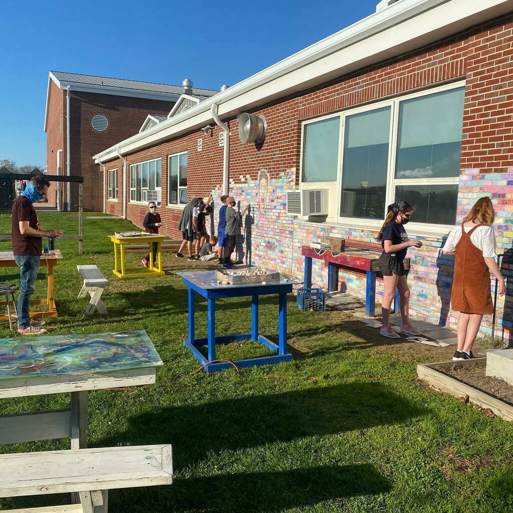 southoldelem's tweet photo. Art at SES rocks! #SESRocks #southoldelem #bestschoolever #70degreesinNovember https://t.co/2v60KguFEn https://t.co/HLDvP5pqD8