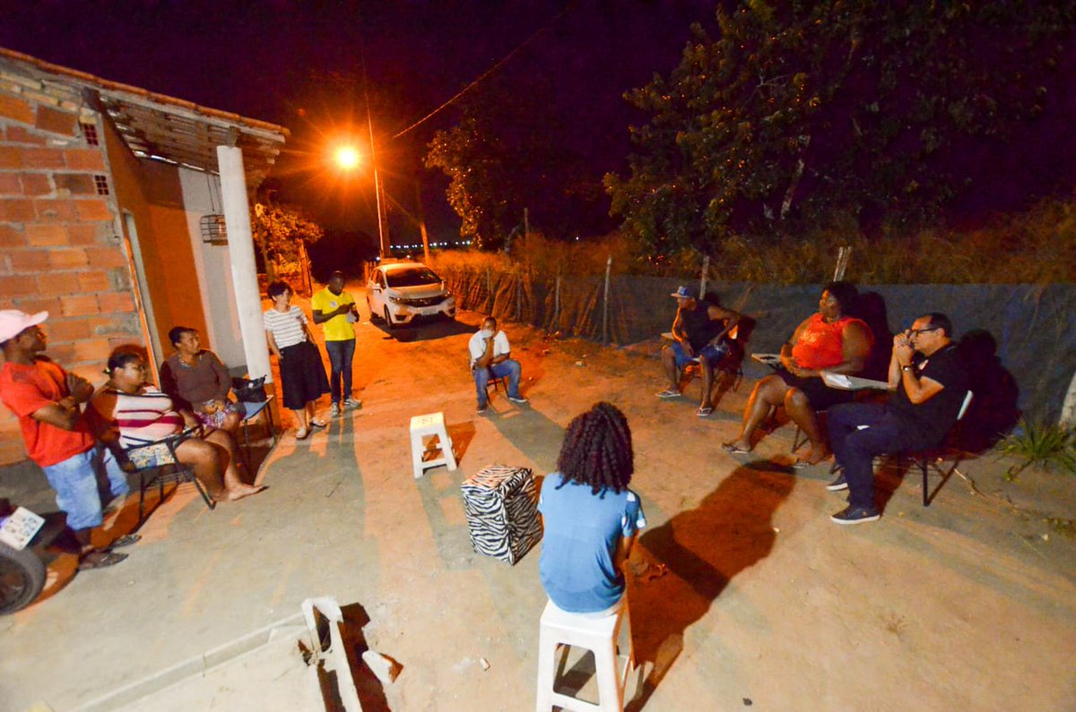 BetoTourinho40's tweet photo. Começamos a semana conversando com moradores da #LagoaSalgada e do residencial Videiras, na #Mangabeira. Muita gente acreditando em nosso projeto para uma #Feira mais feliz. 
E você? Virou voto hoje? Vamos lá!!! Dia 15 é 40!  #FeiradeSantana #Eleicoes2020 @AngeloAlmeida_ https://t.co/UkUrqbM4sV