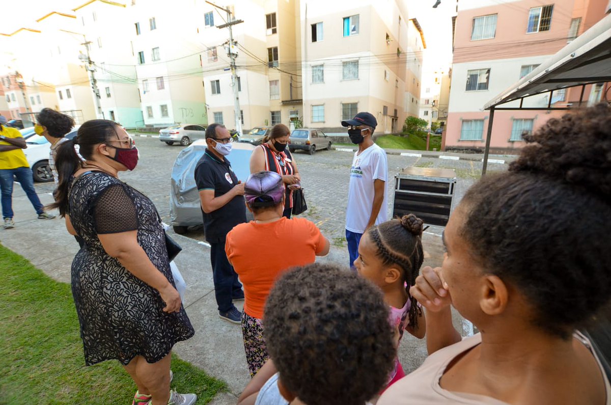 BetoTourinho40's tweet photo. Começamos a semana conversando com moradores da #LagoaSalgada e do residencial Videiras, na #Mangabeira. Muita gente acreditando em nosso projeto para uma #Feira mais feliz. 
E você? Virou voto hoje? Vamos lá!!! Dia 15 é 40!  #FeiradeSantana #Eleicoes2020 @AngeloAlmeida_ https://t.co/UkUrqbM4sV