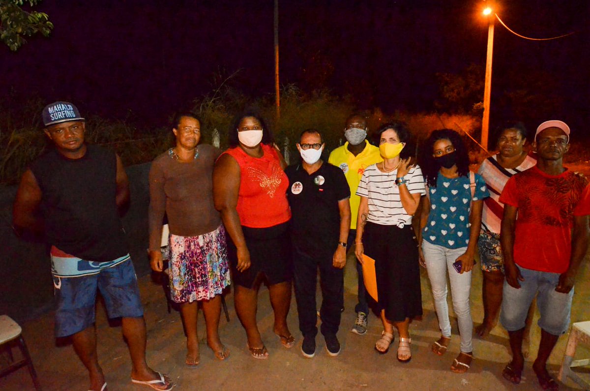 BetoTourinho40's tweet photo. Começamos a semana conversando com moradores da #LagoaSalgada e do residencial Videiras, na #Mangabeira. Muita gente acreditando em nosso projeto para uma #Feira mais feliz. 
E você? Virou voto hoje? Vamos lá!!! Dia 15 é 40!  #FeiradeSantana #Eleicoes2020 @AngeloAlmeida_ https://t.co/UkUrqbM4sV
