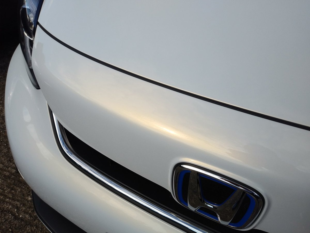 フィットの「プレミアムサンライトホワイト・パール」という色🚙一見