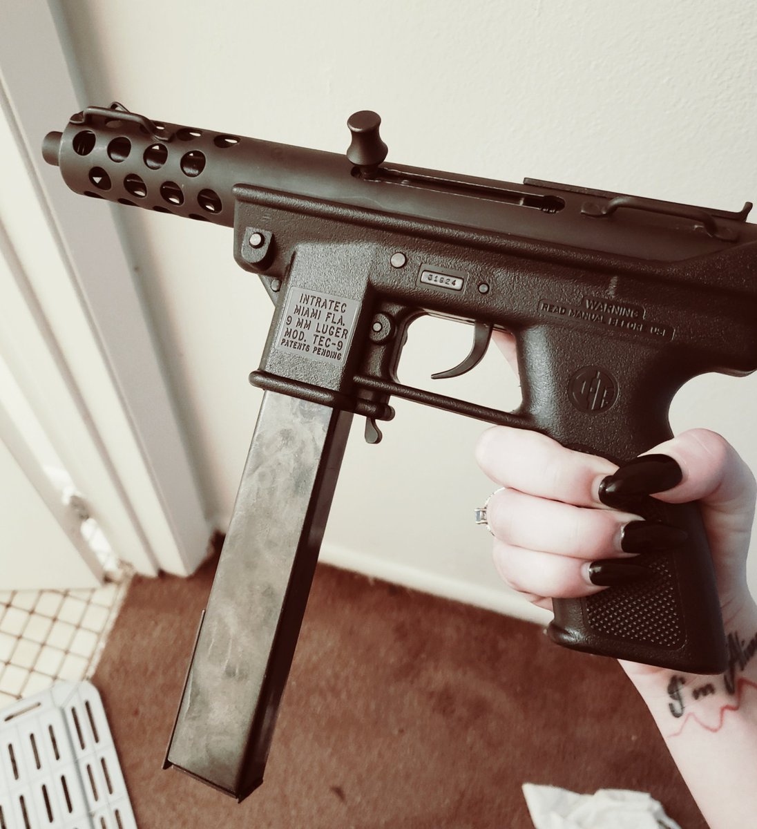 AnarcrowPunk's tweet photo. I really need to get some good pics of my baby, but this one will suffice for now. Original Intratec Tec-9!
#tec9 #intratec #intratectec9 #gun #SecondAmendment #Libertarian #scaryblackgun https://t.co/BIYlWv9Vxy