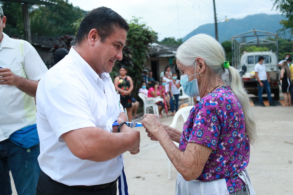 ArcataoSv's tweet photo. ¡Nuestro Alcalde Alberto Avelar y su Concejo Municipal entregaron hoy a las familias Arcataenses un nuevo tramo de nuestras calles internas completamente mejorado!

Con este ya son tres los tramos de calle que han sido intervenidos en nuestro casco urbano. https://t.co/Gdh4ckiHcf
