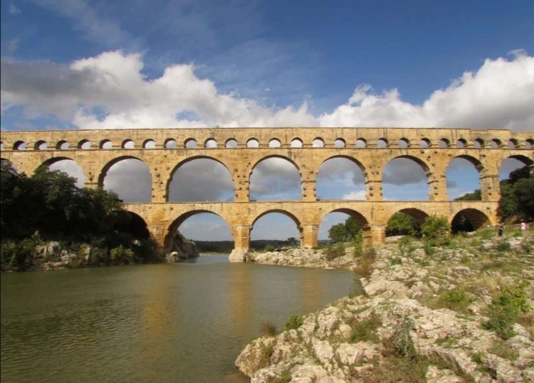 fjhorna's tweet photo. Puente de Gard en Francia, parte del sistema de acueducto con el que Roma abastecía a su imperio. Más de 2 mil años después de construido, se mantiene en perfecto estado. Hoy en Pmá con tecnología del siglo 20 y abundancia de ríos, no llega agua potable a 20 min. de la capital https://t.co/xUW8oyAYTY