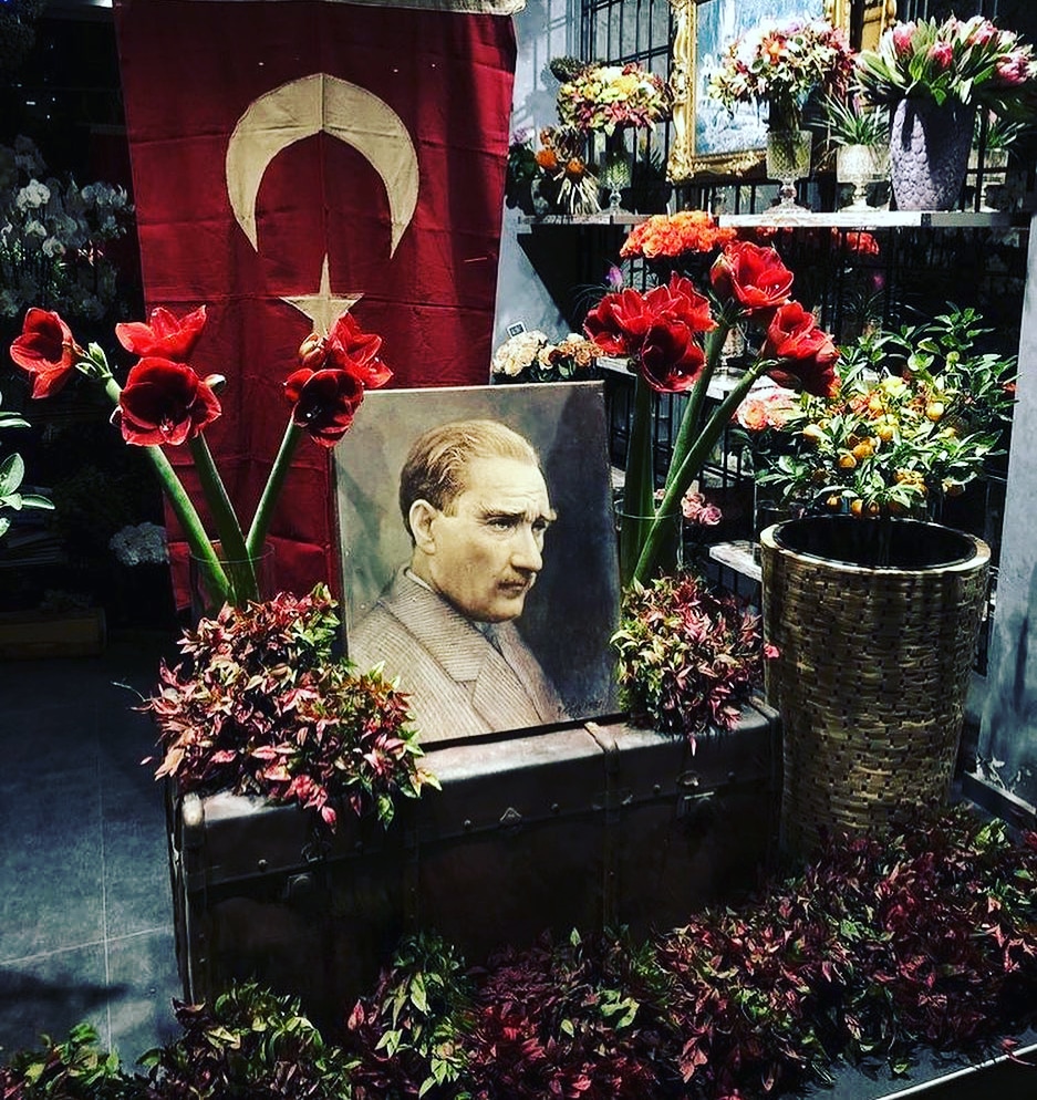 İnsanın kalbi atınca yaşamazmış sadece,  öldüğünde kalplerde atınca da yaşarmış..🖤
Saygı, sevgi, minnet ve özlemle anıyoruz Atam. 💐 #10Kasim1938 #Atamİzindeyiz 🌼