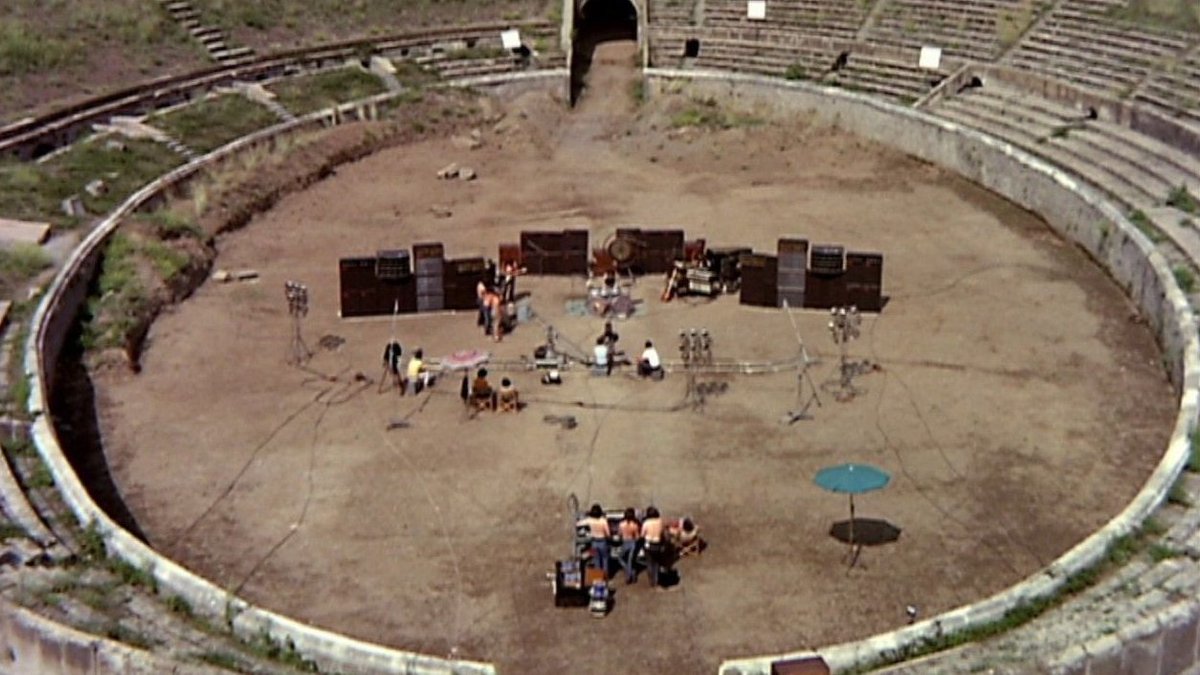 FILTERMexico's tweet photo. Live at Pompeii, el clásico concierto de Pink Floyd en el anfiteatro romano de Pompeya, está disponible para verse en streaming: https://t.co/5synOQL8vG https://t.co/dLgCQaKuDK