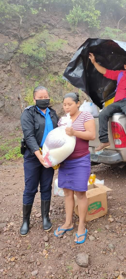 BolrauYa's tweet photo. Gobierno de #Nicaragua  continua brindando atención a familias afectadas por #ETA.

480 familias de 8 comunidades de #Cusmapa, #Madriz
Han sido atendidas a través de #CODEPRED Y #EjercitodeNicaragua .

#EnVictoriaEsperanza2021 https://t.co/lUEkvhUU0p