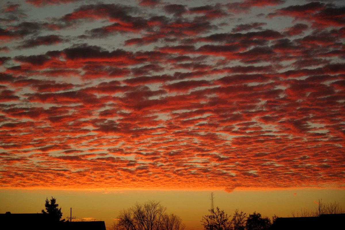 ExceptionalShot's tweet photo. This morning's beautiful sunrise was a good start to the new week! #sunrise #AnnArbor https://t.co/1BPNcRdRe3