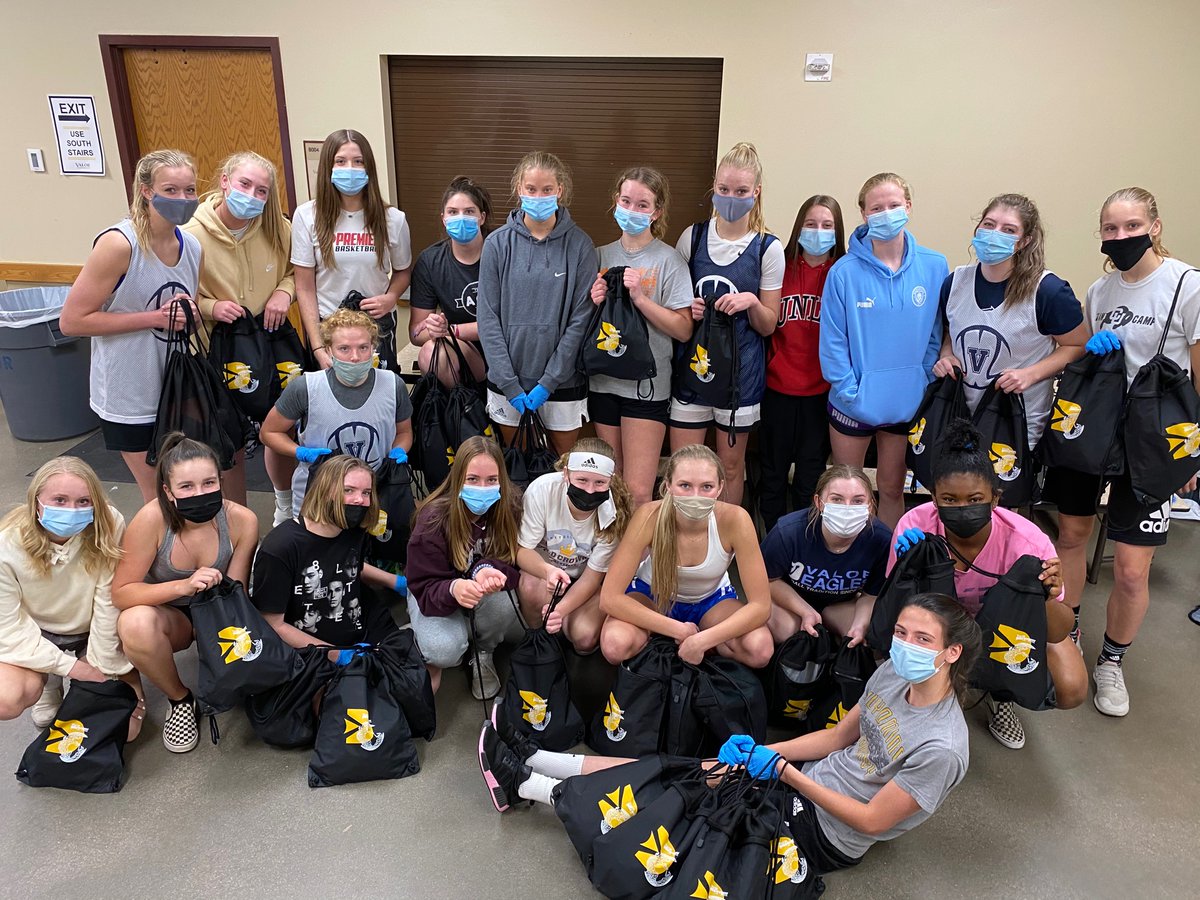 govalorgbball's tweet photo. Following skills today, the Eagle ladies served with @ValorDiscovery and Project 25:35, a Valor community initiative to bless Denver-area homeless. We pray that these bags will be a blessing to those who receive them! https://t.co/qa4pUOMYIj