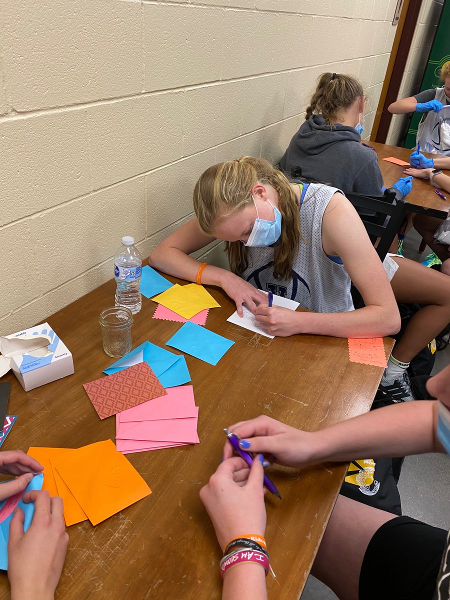 govalorgbball's tweet photo. Following skills today, the Eagle ladies served with @ValorDiscovery and Project 25:35, a Valor community initiative to bless Denver-area homeless. We pray that these bags will be a blessing to those who receive them! https://t.co/qa4pUOMYIj