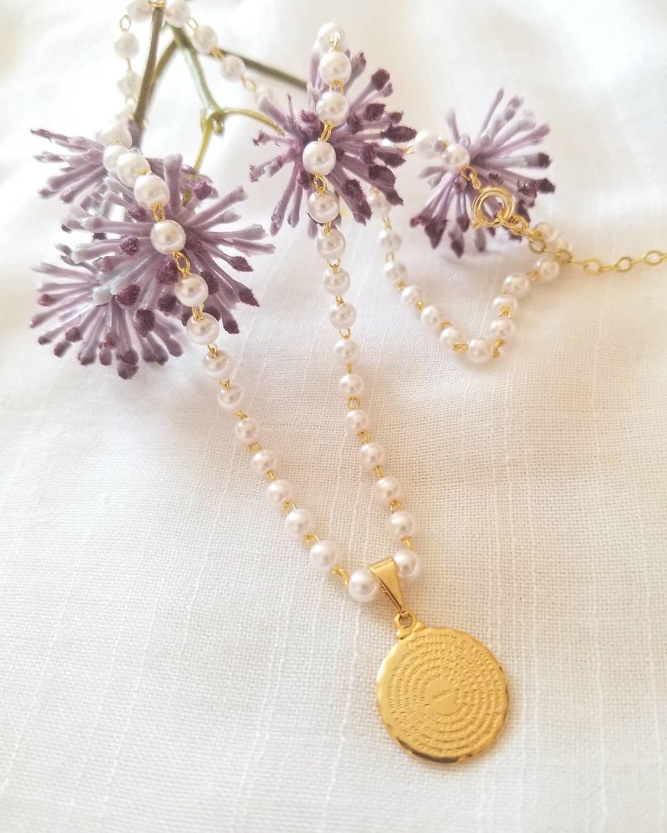 ChicBijoux's tweet photo. Perlas y Padre Nuestro 🙏

Combínalo con una cadena larga dorada con una linda medalla y un choker dorado corto y ya tienes un lindo Layer 🤩

Arma el tuyo en @vitrina593 o te los enviamos a domicilio 🛍

#layeringnecklaces #layers #chokernecklace #handmadejewelry #loveChicBijoux https://t.co/vHtiDc559Z