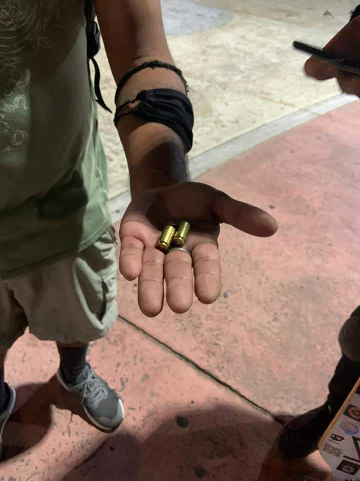 MeDicenBuho's tweet photo. Dos Reporteros heridos de bala (ambos están estables), uno más herido en la cabeza con una bala de goma, una Seguridad Pública que deja MUCHO que desear en #QuintanaRoo peor aún en #Cancún, a los hechos me remito. https://t.co/w1merwwGjU
