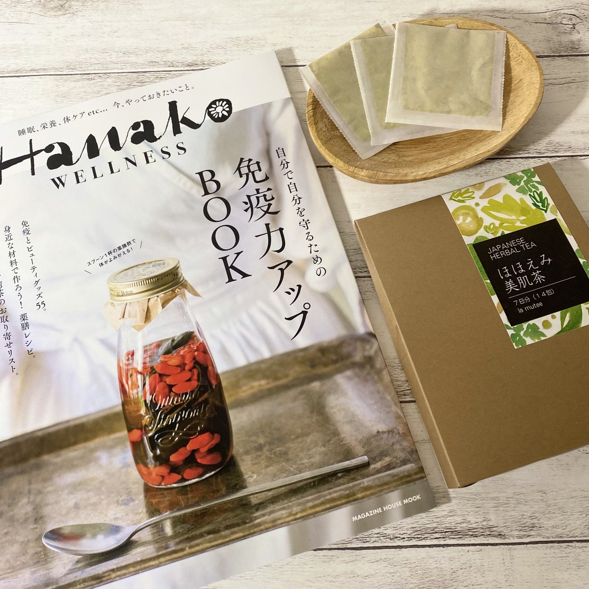 lamutee's tweet photo. Hanako wellness「免疫力アップBOOK」に
「ほほえみ美肌茶」が掲載されました✨

『ほほえみ美肌茶』に含まれる
ヨモギは体を温めるので低体温が原因の免疫低下が防げ、
桜の樹皮は喉を潤す漢方として利用されています。

寒い季節にも、ぴったりで、
ノンカフェインなので安心してお飲み頂けます https://t.co/nfJtqLU6rs
