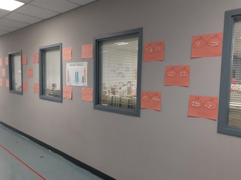 aubree_stent's tweet photo. Our Kindergarten mathematicians compared whole numbers today using pumpkin seeds! Look at the mathematics vocabulary being used! Way to go Stallions! #PISDMathChat #StuchberyES #Kindermathematicians https://t.co/yRfPjD6UI4