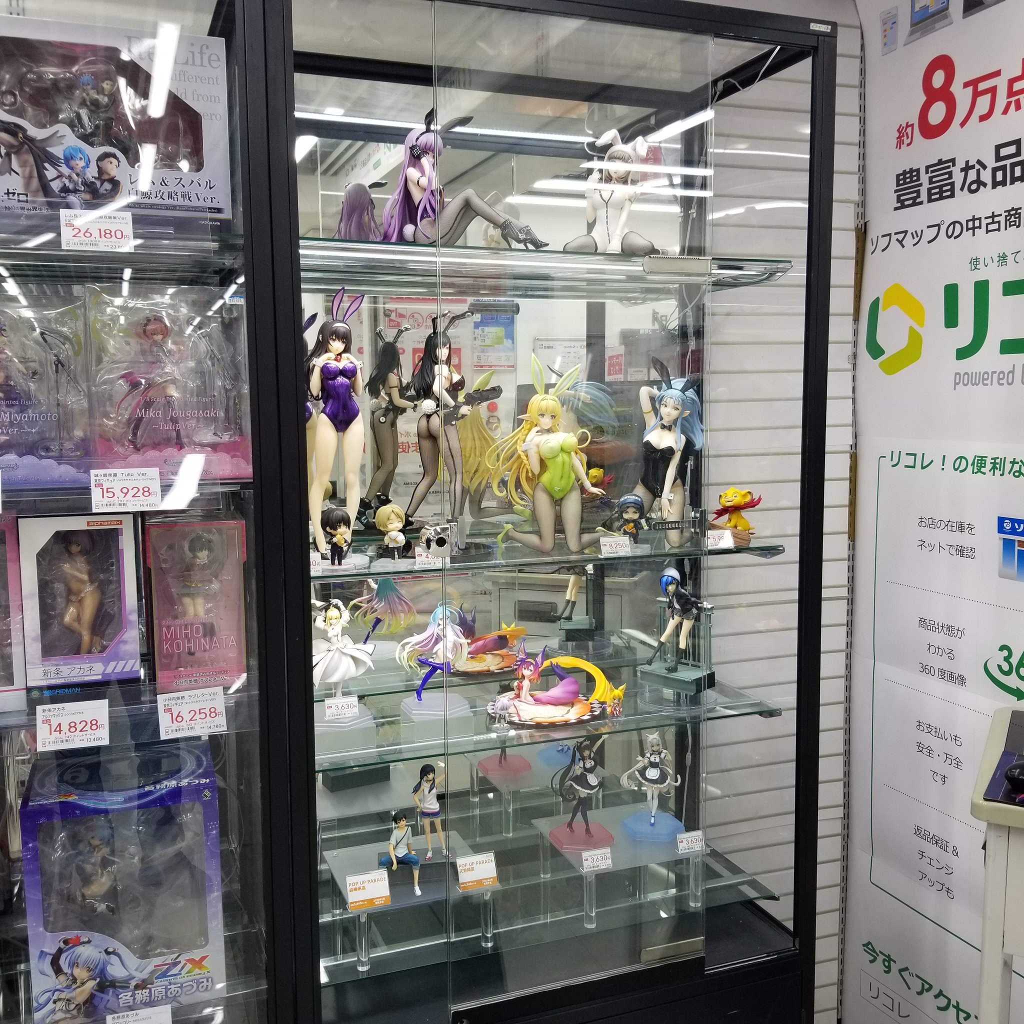 グッドスマイル営業部 ビックカメラアウトレット ソフマップ 池袋東口店 様のb1フロアではサンプル展示も豊富なフィギュア売場となっています 新商品も随時サンプル展示入れ替えもしていますので お近くにお越しの際はぜひご覧