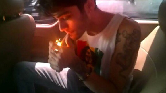 wllszayn's tweet photo. mi sueño? fumarme un porro con zayn y louis https://t.co/pxGwbqNJei