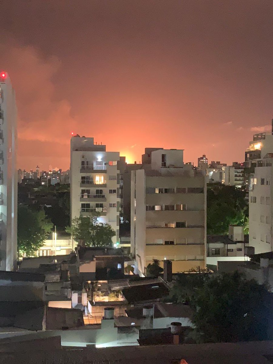 Importantes llamas provenientes de la destilería de <a href="/YPFLaPlata/">YPF Ensenada/Berisso</a> . Hasta el momento no hay información al respecto. Se escuchan explosiones que parecen truenos de tormenta. #LaPlata