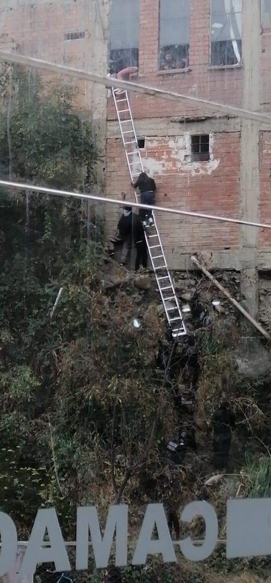 BoliviaResiste's tweet photo. MILITANTES DEL #MAS INTENTAN TOMAR A DINAMITAZOS LA FEJUVE #LAPAZ
Vecinos denuncian que estos grupos estarían tomando a dinamitazos y golpes las instalaciones de la Fejuve La Paz.

Tambien indicaron que se vio varias personas escapando por la parte de atrás para no ser agredidas https://t.co/HsCP0dWuoV