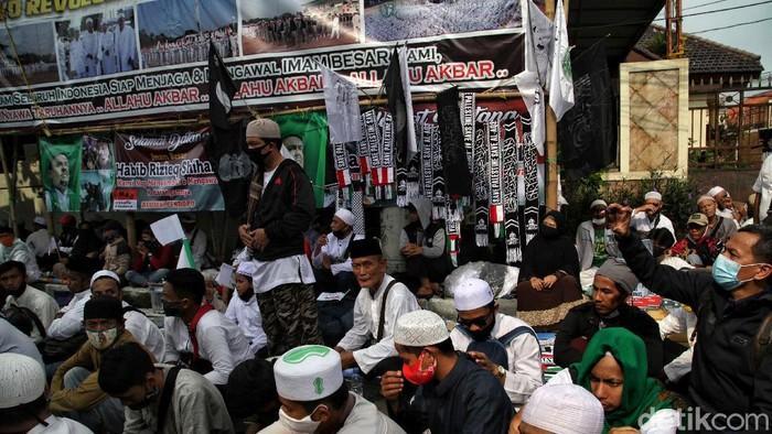 detikcom's tweet photo. #Foto Imam Besar FPI Habib Rizieq Shihab dijadwalkan tiba di Indonesia pagi ini. Massa FPI telah berkumpul di Markas FPI, Jalan Petamburan, Jakarta. Begini potretnya: #FPI #HabibRizieq

Pantau beritanya di https://t.co/7MjhJrJbpJ!
Foto: Pradita Utama/detikcom https://t.co/3OMZ0mhh2K