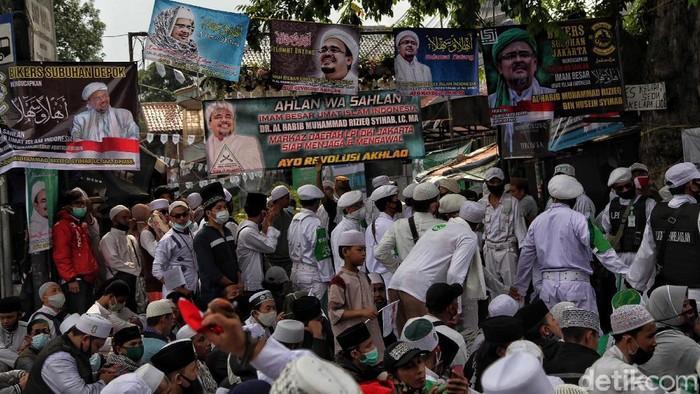 detikcom's tweet photo. #Foto Imam Besar FPI Habib Rizieq Shihab dijadwalkan tiba di Indonesia pagi ini. Massa FPI telah berkumpul di Markas FPI, Jalan Petamburan, Jakarta. Begini potretnya: #FPI #HabibRizieq

Pantau beritanya di https://t.co/7MjhJrJbpJ!
Foto: Pradita Utama/detikcom https://t.co/3OMZ0mhh2K