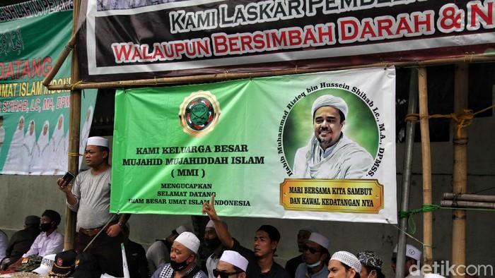 detikcom's tweet photo. #Foto Imam Besar FPI Habib Rizieq Shihab dijadwalkan tiba di Indonesia pagi ini. Massa FPI telah berkumpul di Markas FPI, Jalan Petamburan, Jakarta. Begini potretnya: #FPI #HabibRizieq

Pantau beritanya di https://t.co/7MjhJrJbpJ!
Foto: Pradita Utama/detikcom https://t.co/3OMZ0mhh2K