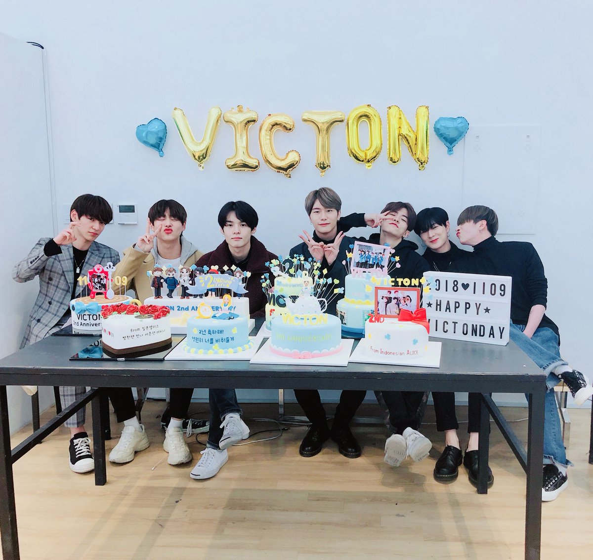 safzlkrnain's tweet photo. Victon 4th Anniversary Giveaway💙💛

2 album only mayday for 2 winner
RT &amp; Like
reply wish ke victon &amp; alasan kenapa kamu mau menang giveaway ini😘
siapapun boleh ikut yang penting sayang victon💙💛 

end 01/12/20

#HAPPY_VICTON_DAY 
#VICTON_데뷔_4주년을_축하해 https://t.co/lpEbc0ZW6U