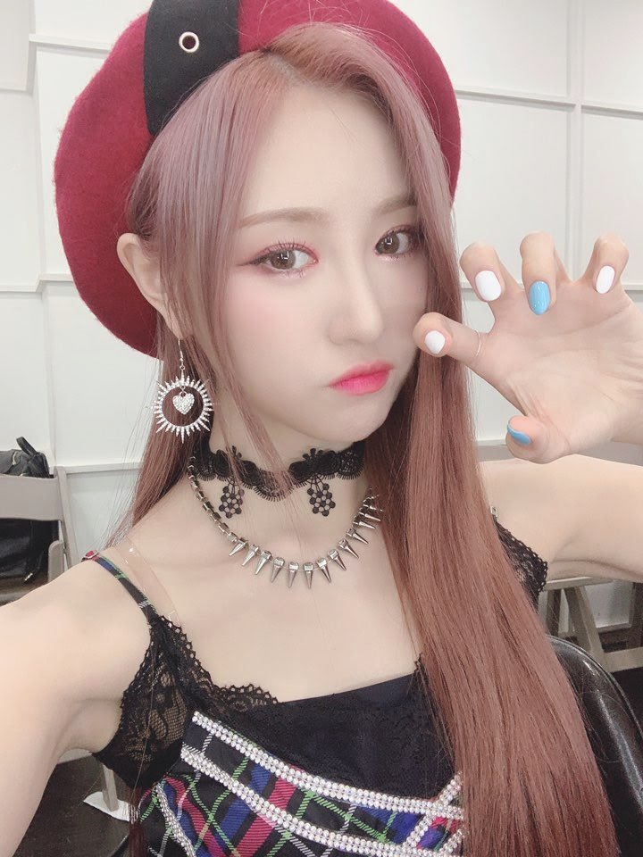 twtlunarsolar's tweet photo. ⠀· ៸៸ ₊ 𝔩𝔞𝔫𝔡__ 』 ıng :: ın ⋅ ☾ 𝓛╱unᥲr-⧉.solᥲ˖𝓻 𓂅 : #Emily’s plᥲчlıst › #StreamWithCLC ⁺ #CLCPepe
Siguiendo con las recomendaciones musicales. ¿Ya escucharon Pepe de @wecrystalcandy? Si no es así deben ya agregarla a sus listas de reproducción. https://t.co/gyRmqLIK05