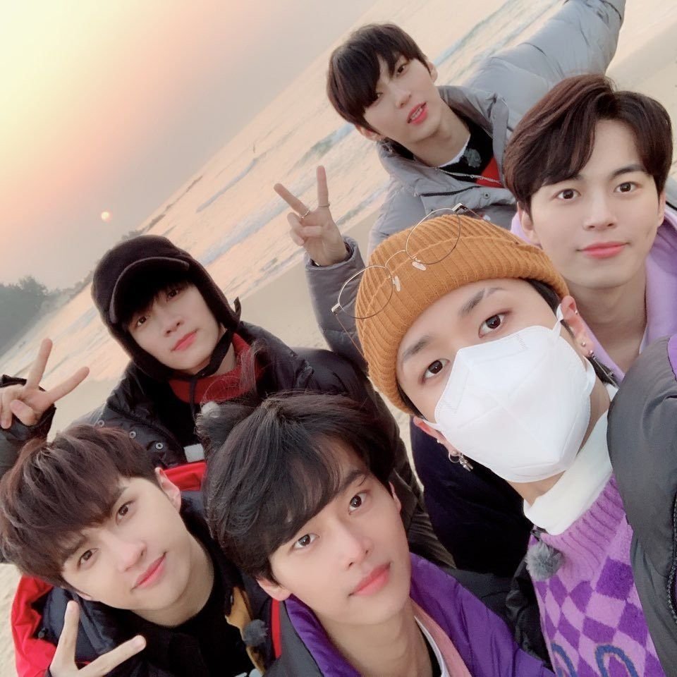 vixx members as love live girls  a thread that nobody but  @hakyeonni asked for (mix of muse and aqours)also might as well post this on taekwoon/catboy day  #vixx  #lovelive