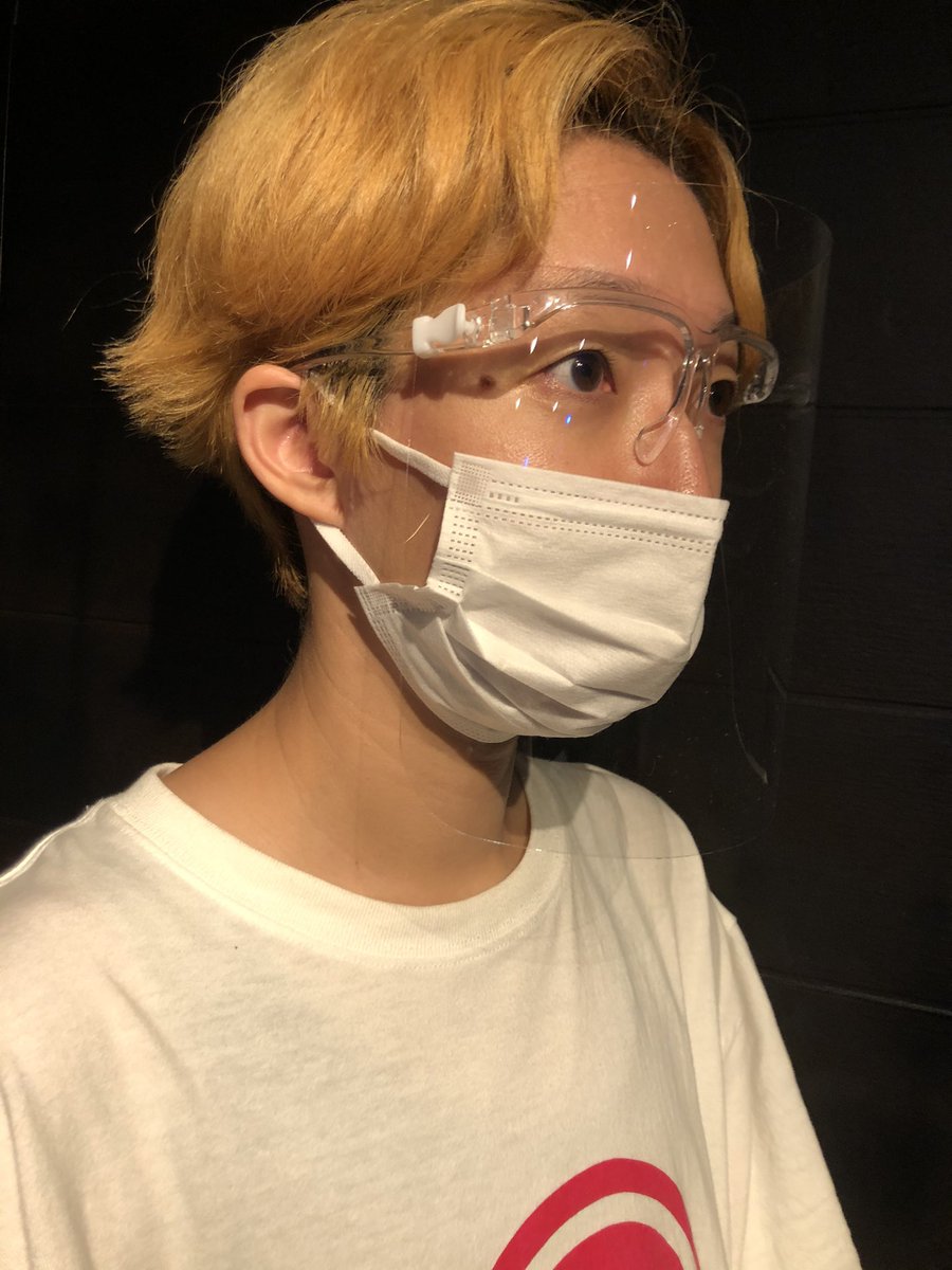 ebisustarbar_p's tweet photo. 【フェイスシールドについて】
本公演ではフェイスシールドの着用をお願いしております。
写真のようなメガネタイプのフェイスシールドを使用致します。

星野(黒髪)着用→眼鏡の上から
福丸(金髪)着用→裸眼の状態 https://t.co/gpif6cZos3