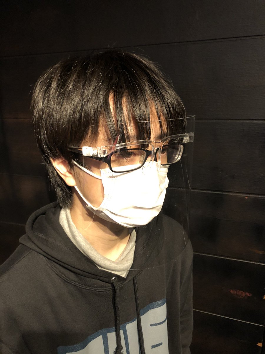 ebisustarbar_p's tweet photo. 【フェイスシールドについて】
本公演ではフェイスシールドの着用をお願いしております。
写真のようなメガネタイプのフェイスシールドを使用致します。

星野(黒髪)着用→眼鏡の上から
福丸(金髪)着用→裸眼の状態 https://t.co/gpif6cZos3