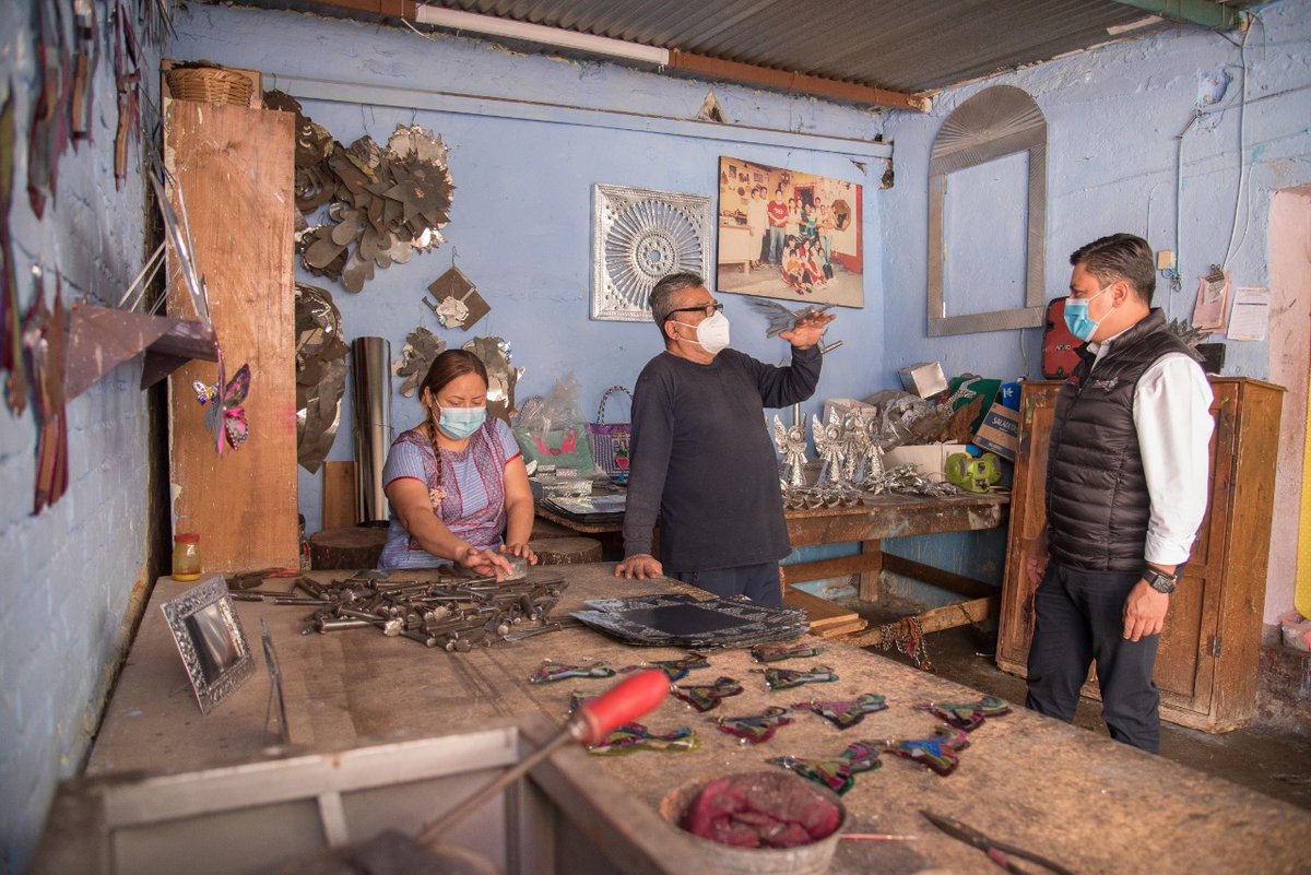 JuanCRiveraC's tweet photo. Durante nuestro recorrido en el enigmático Barrio de Xochimilco, visitamos el taller de la familia Agüero, artesanas y artesanos de hojalata artística, quienes con sus manos hábiles plasman su creatividad en maravillosas creaciones que dan identidad a Oaxaca. #OaxacaLoTieneTodo https://t.co/NsqLonITbI