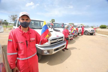 PDVSA's tweet photo. 🇻🇪🏭 Gobierno Bolivariano entregó vehículos para fortalecer operaciones y seguridad del Centro de Refinación Paraguaná, ubicado en el estado Falcón. https://t.co/xtPjivLqOI