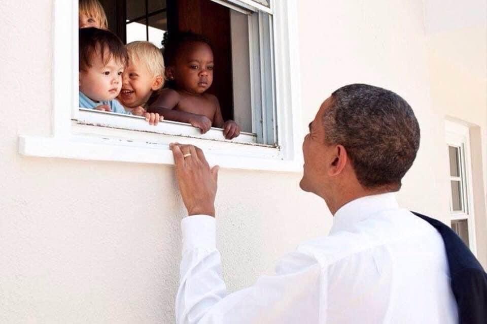 AuthorJoeNBrown's tweet photo. Posting this #ObamaKeepsake picture because we need to keep smiling 😃 while we’re going through this #BidenTransition.

#Children #ObamaAndKids #ObamaPlusKids #SmileMore https://t.co/kK3EVdvJy7