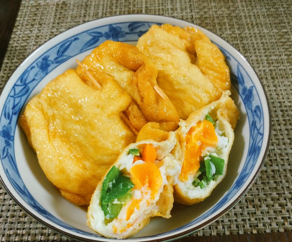 たまご巾着?
甘辛バージョン✨
油抜きし半分に切った油揚げに、卵一個入れます。(カップなどに開けてから入れるとやりやすい)
お好きな野菜も入れたり✨(画像はピーマンと人参)
それを楊枝やパスタで口を閉じる。
醤油・砂糖大さじ2、酒・みりん大さじ1、だしの素小さじ1、水1カップで煮込んで完成✨
