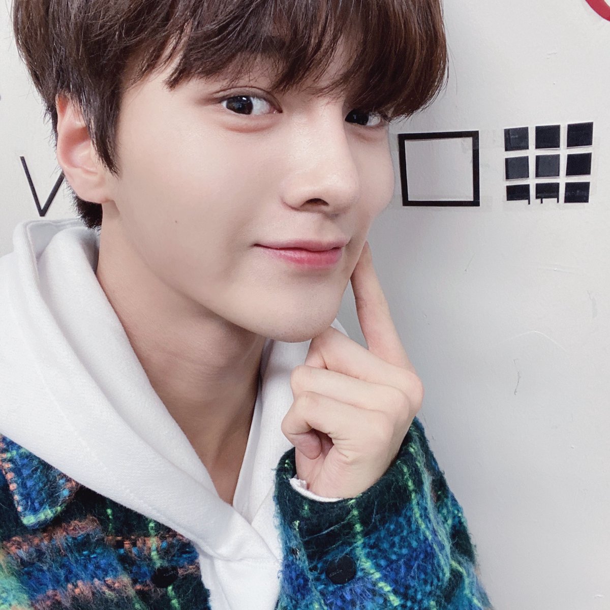 factinstar's tweet photo. [팩트iN스타] #DRIPPIN #드리핀 
한 손에는 멋짐 장착🤩
한 손에는 쿨 워터향 스멜😍
🌟설렘 돋는 비주얼 맛집 드리핀은🌟
11/27(금) 밤 9시 팩트인스타 공식 유튜브에서 선공개❣️

@drippin
#차준호 #ChaJunHo 
#황윤성 #HwangYunSeong
#김동윤 #KimDongYun
#이협 #LeeHyeop https://t.co/1f3HBc4TYn