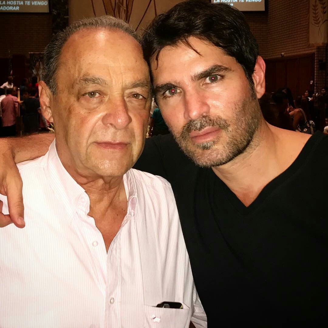 fansdeeduardov4's tweet photo. ¡Foto del baúl de los recuerdos!
#Junio2017 @EVerastegui :
Con mi mejor Amigo, Socio y Papá. Gracias por todo Don José. ¡Dios te bendiga siempre! https://t.co/Cu3A36KLnW