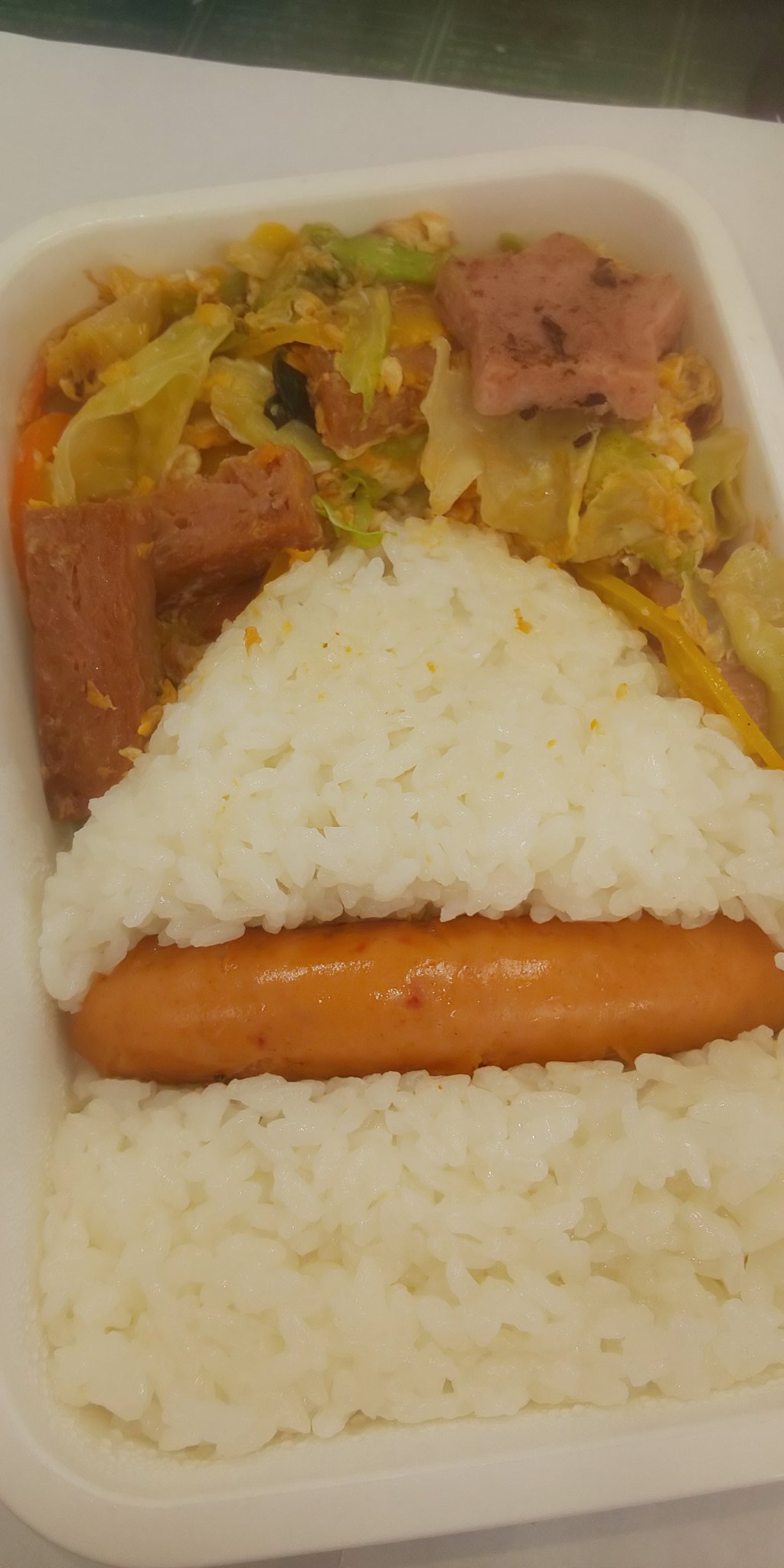 後継者 今日のキャラ弁は失敗 キン肉マンシリーズ第４弾 顔だけプリズマンのポークチャンプルー弁当キャンパス手裏剣を添えて 三角 が難しいぜキョキョキョ キン肉マン キャラ弁 プリズマン