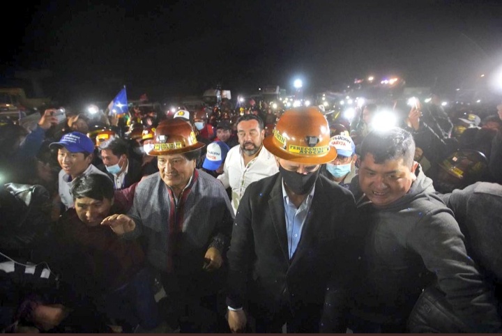 rpalmero1's tweet photo. Volvió hecho millones. 

@evoespueblo https://t.co/0gREkZ6sVr