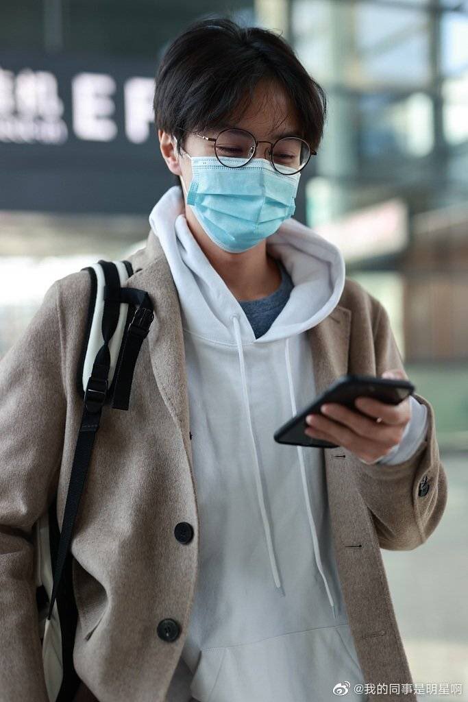 darrenchen_fan's tweet photo. Darren Chen’s Shanghai departure.  He is heading back to film #ToBeABraveOne in Xi’an ~ 111020 

© 我的同事是明星啊

#DarrenChen #KuanHung #GuanHong #官鸿 https://t.co/mTCfx4V9OD