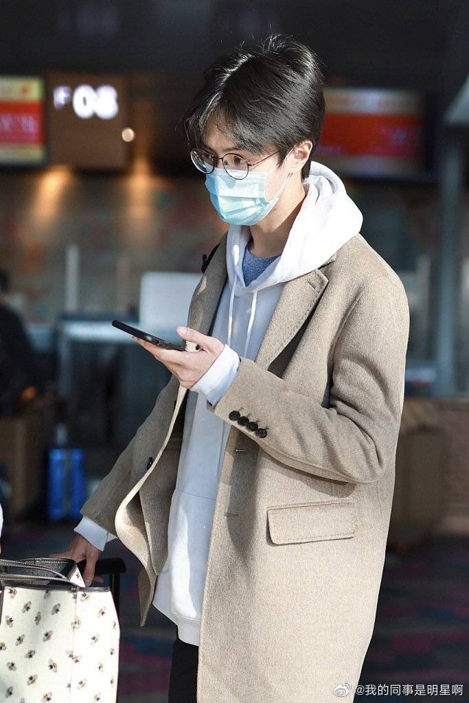 darrenchen_fan's tweet photo. Darren Chen’s Shanghai departure.  He is heading back to film #ToBeABraveOne in Xi’an ~ 111020 

© 我的同事是明星啊

#DarrenChen #KuanHung #GuanHong #官鸿 https://t.co/mTCfx4V9OD
