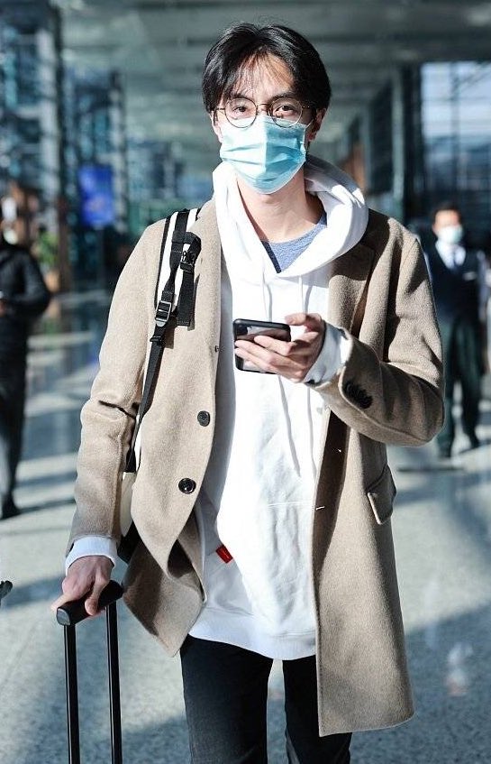 darrenchen_fan's tweet photo. Darren Chen’s Shanghai departure.  He is heading back to film #ToBeABraveOne in Xi’an ~ 111020 

© 我的同事是明星啊

#DarrenChen #KuanHung #GuanHong #官鸿 https://t.co/mTCfx4V9OD