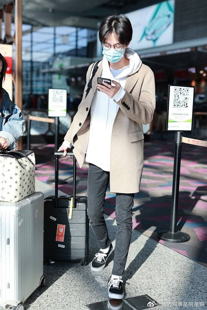 darrenchen_fan's tweet photo. Darren Chen’s Shanghai departure.  He is heading back to film #ToBeABraveOne in Xi’an ~ 111020 

© 我的同事是明星啊

#DarrenChen #KuanHung #GuanHong #官鸿 https://t.co/mTCfx4V9OD