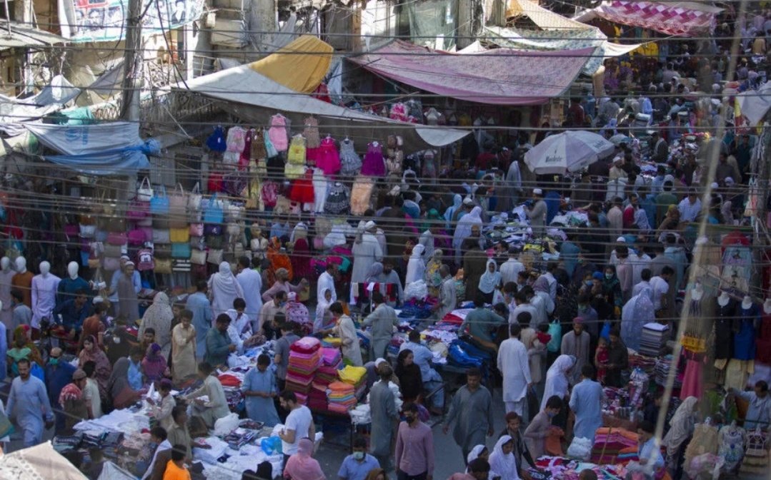SanatanPrabhat's tweet photo. #ThisDiwali_BoycottTanishq

May 2020 : #COVID19 was at its peak, peacefuls didn't leave a single stone unturned in breaking rules of #lockdown during #Eid 

Where was #tanishq ?

Nov 2020 : Hindus are seriously thinking to ban crackers

#TanishqAd antagonize them.

COWARDICE! https://t.co/inq1tNHQO7